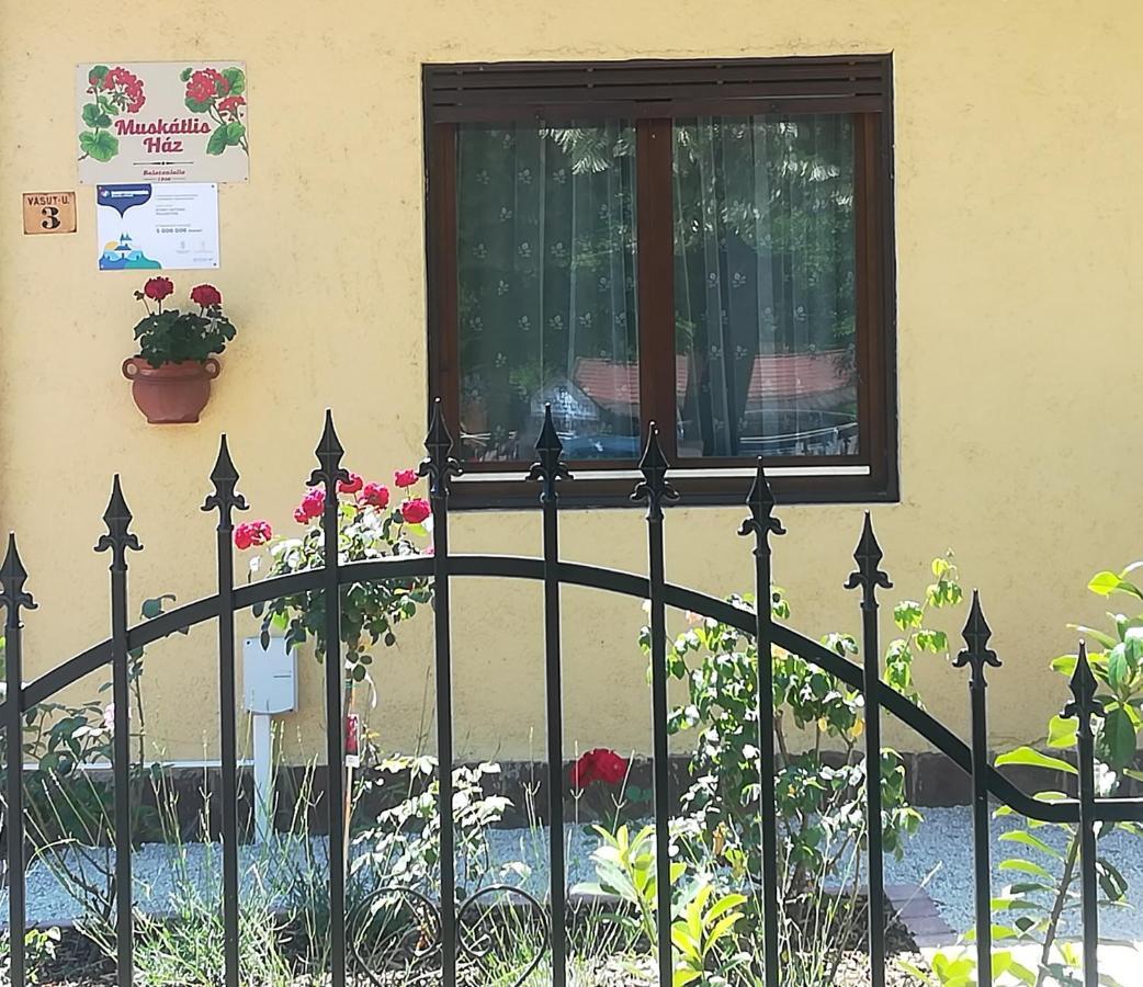 Muskátlis Ház Apartman Balatonlelle Kültér fotó